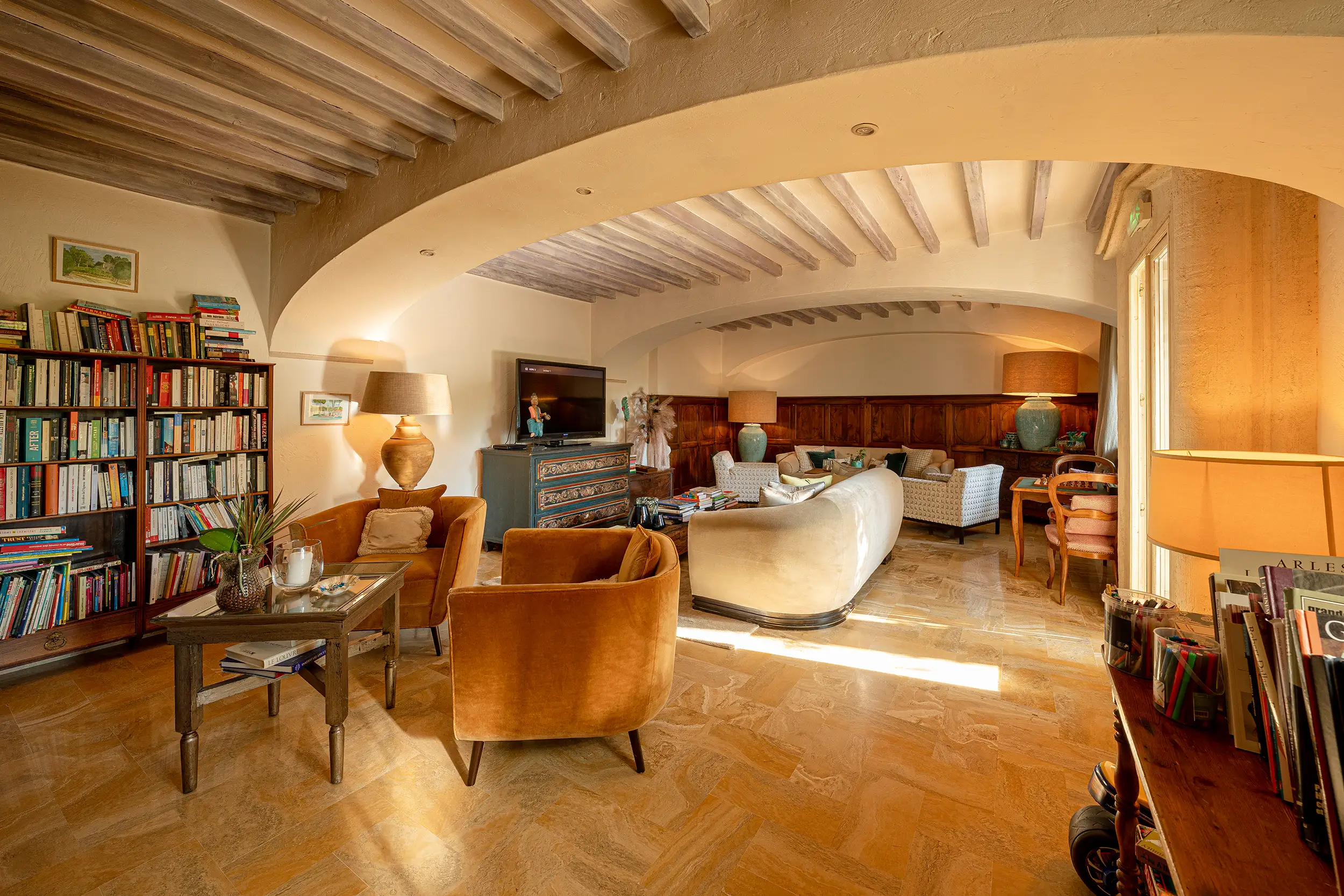 Cozy Reading Room at Hôtel Les Messugues